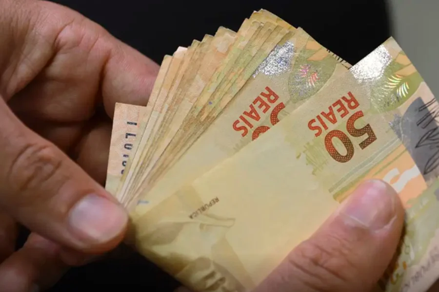 Homem tenta subornar PM com R$ 50 para não fazer bafômetro e é preso