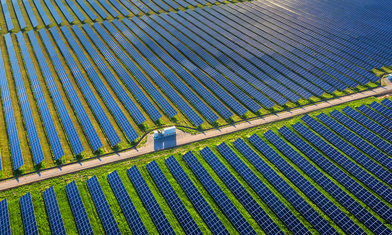 Vista aerea de usina solar fotovoltaica