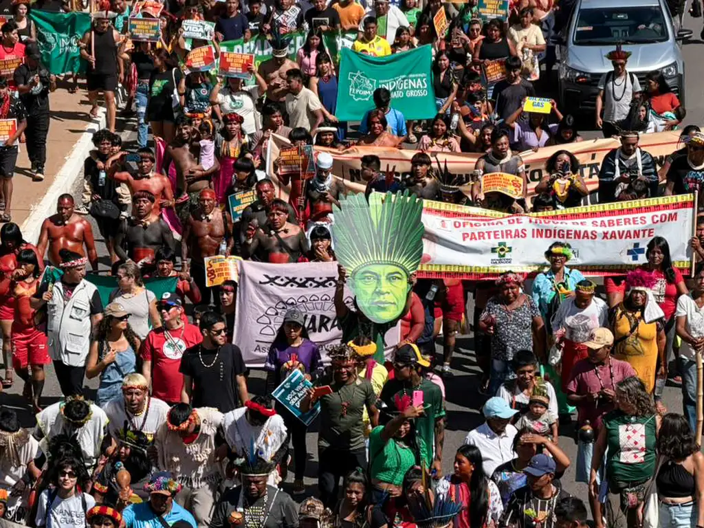 Acampamento em Brasilia alagado apos chuva em abril de 2026