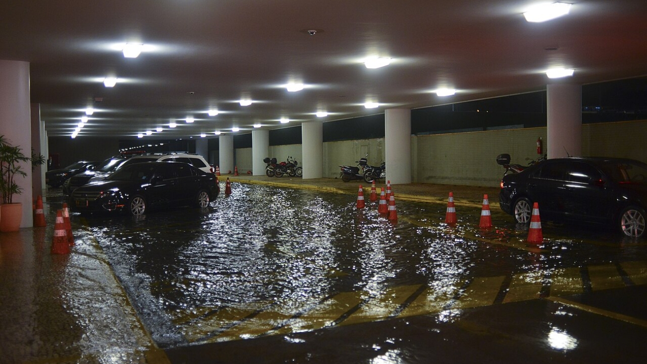 Hall do Congresso Nacional alagado apos chuva intensa em Brasilia, em imagem de arquivo. Foto: Fernando Bizerra/Agencia Senado, via Wikimedia Commons (CC BY 2.0).
