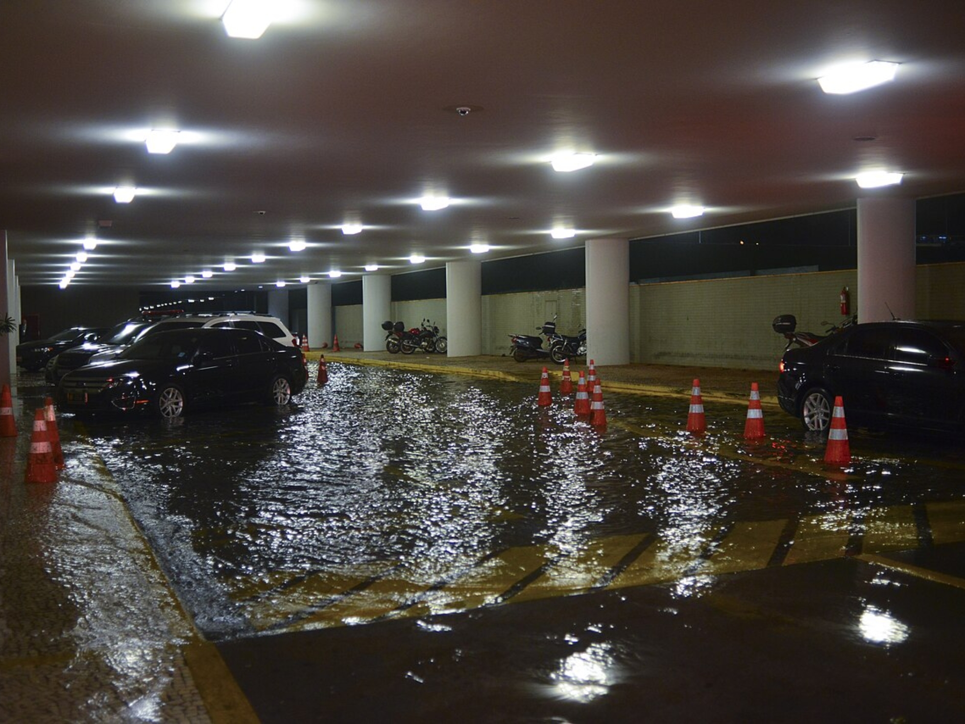 Hall do Congresso Nacional alagado apos chuva intensa em Brasilia, em imagem de arquivo. Foto: Fernando Bizerra/Agencia Senado, via Wikimedia Commons (CC BY 2.0).