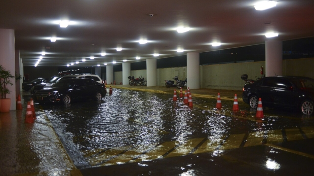 Hall do Congresso Nacional alagado apos chuva intensa em Brasilia, em imagem de arquivo. Foto: Fernando Bizerra/Agencia Senado, via Wikimedia Commons (CC BY 2.0).