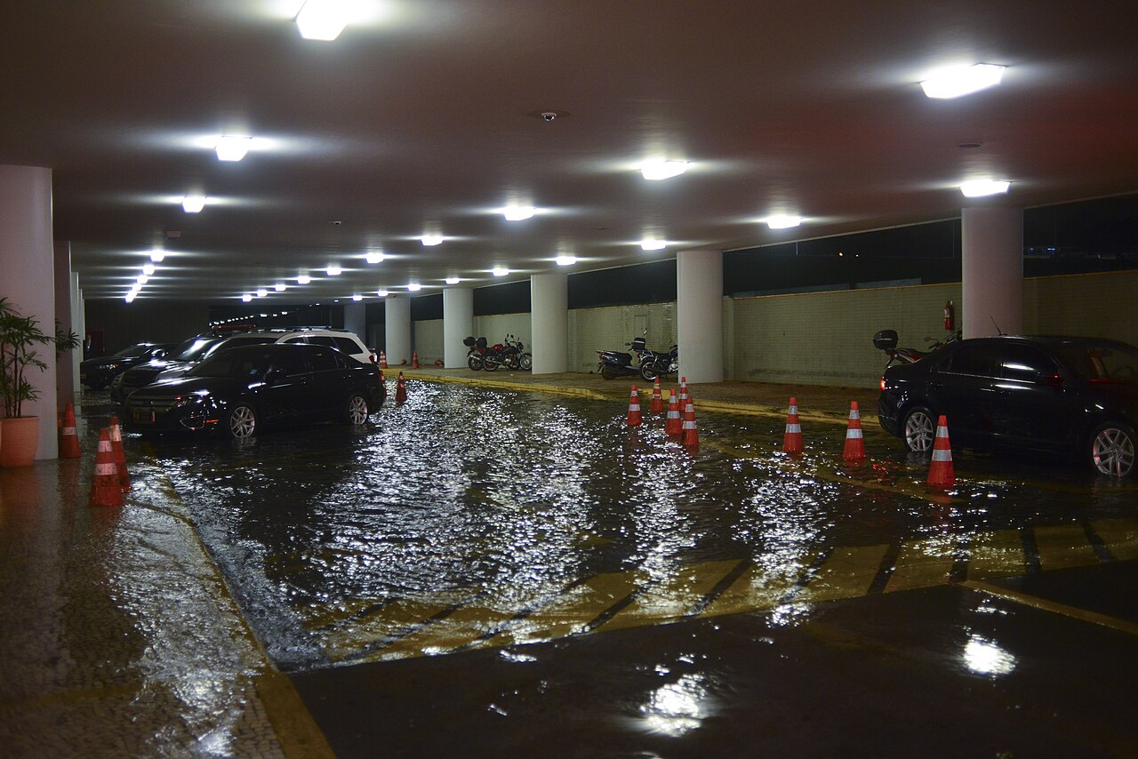 Hall do Congresso Nacional alagado apos chuva intensa em Brasilia