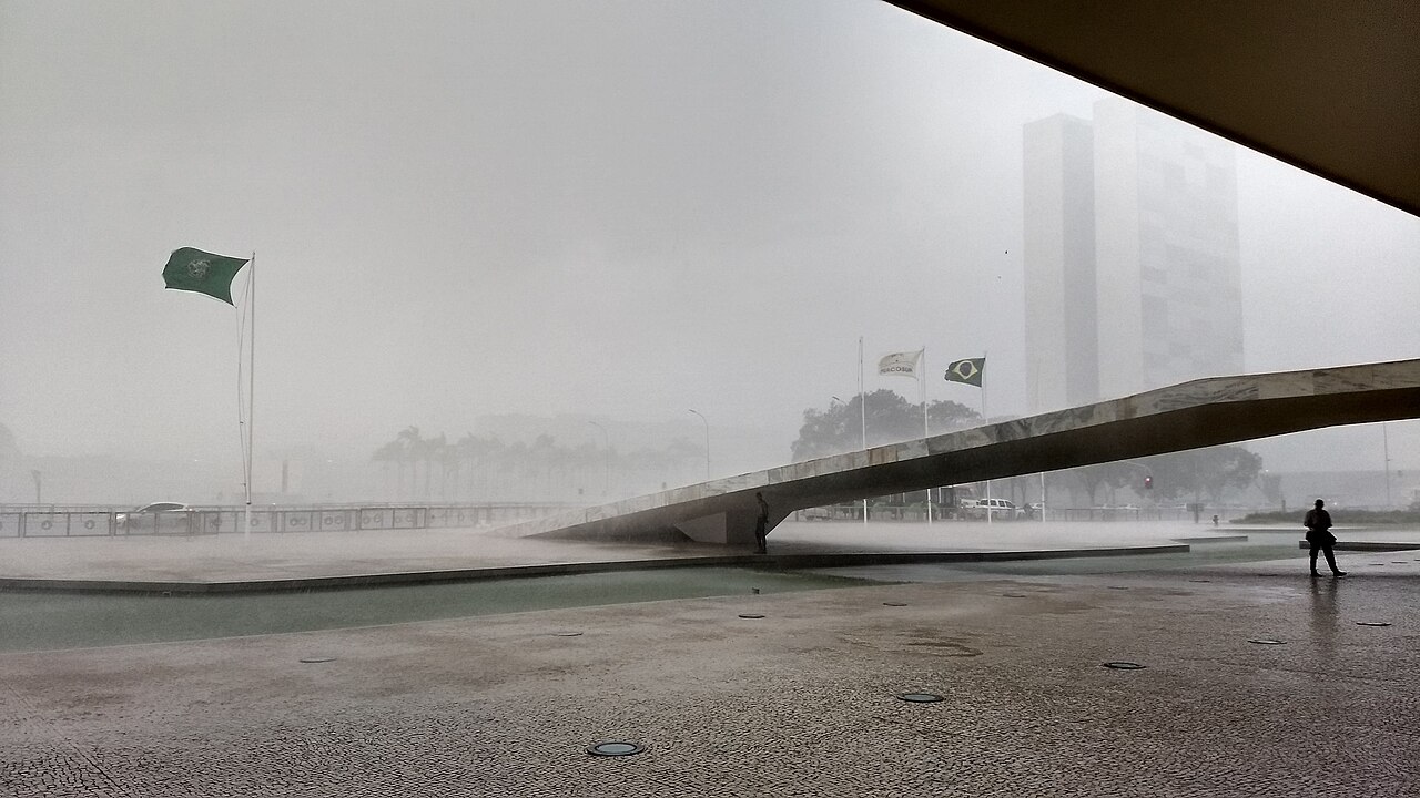 Chuva forte sobre a Praca dos Tres Poderes em Brasilia