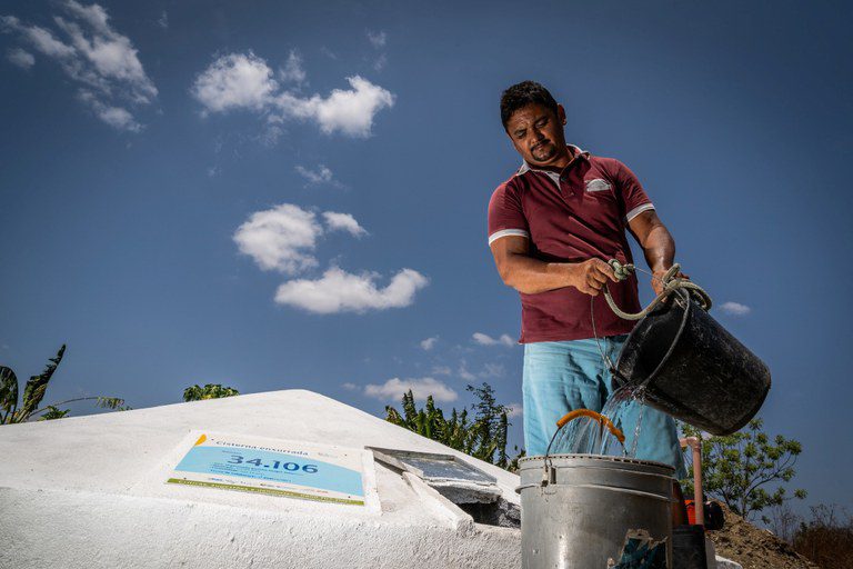 Agricultor usa agua armazenada em cisterna no semiarido